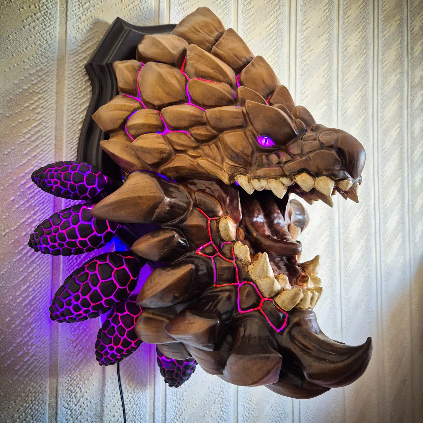 Large Bazelgeuse Head Wall Mount fully illuminated
